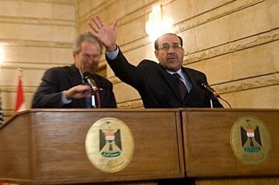 03-sepatu-afp-saul-loeb2