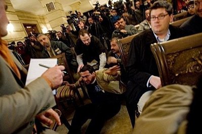 06-sepatu-afp-saul-loeb