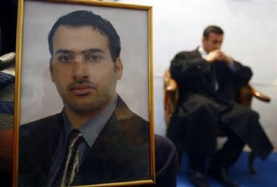 sepatu-reuters-atef-hassan1