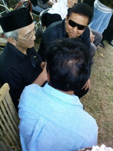 moerdiono di pemakaman rendra