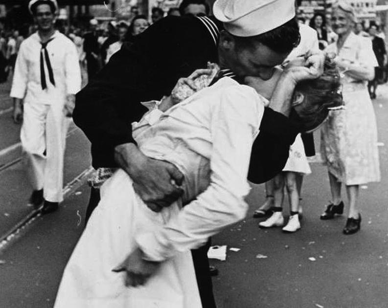 vj-day-kiss-alfred-eisenstaedt