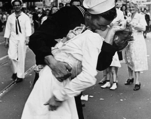 vj-day-kiss-alfred-eisenstaedt
